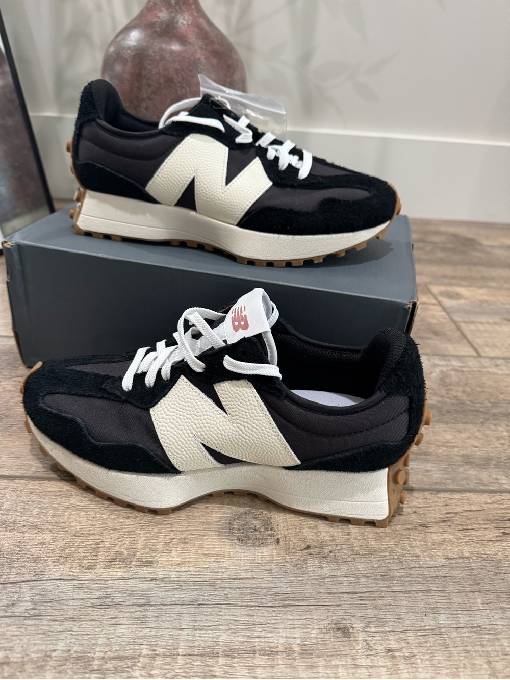 NWT Women’s 327 New Balance size 8.5 Black and White Retro Runner Sneakers